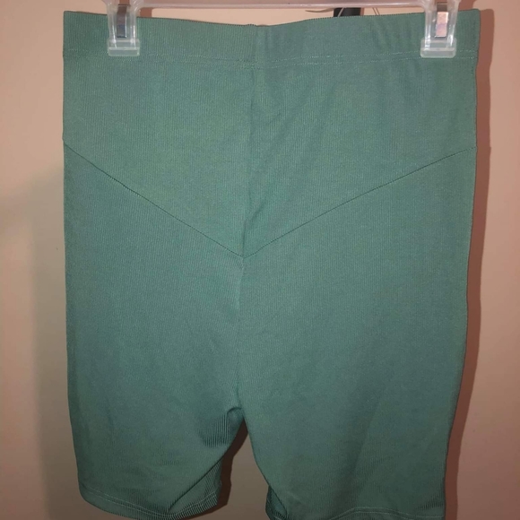 Short Set - Picture 2 of 3